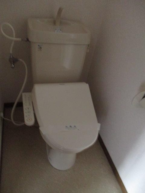 トイレ　温水洗浄暖房便座です