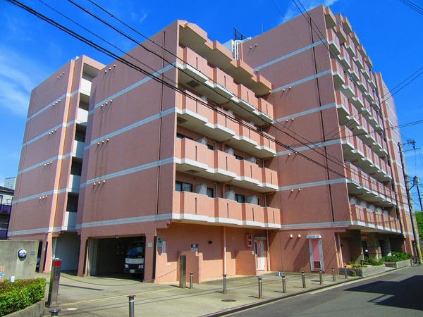 建物外観　ＲＣ造の重厚な外観