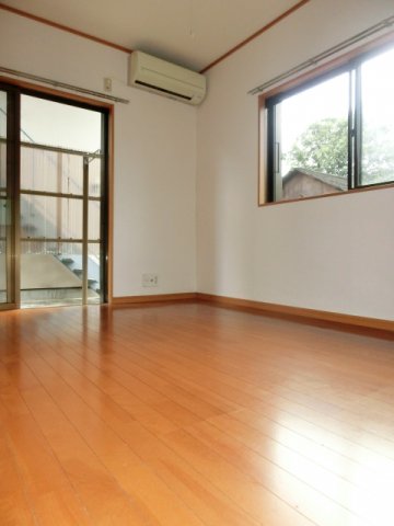 その他部屋・スペース　２面採光の明るい寝室スペース。