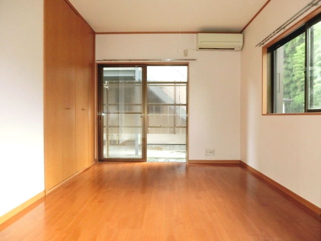 居室・リビング　２面採光の明るい居室スペース。