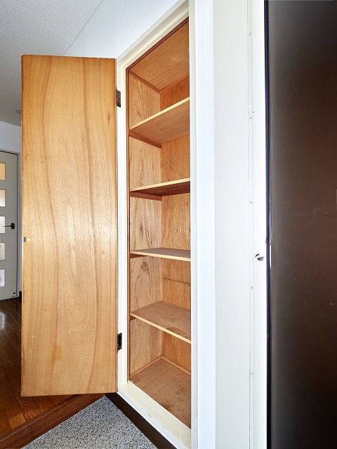 収納　玄関の扉付収納棚