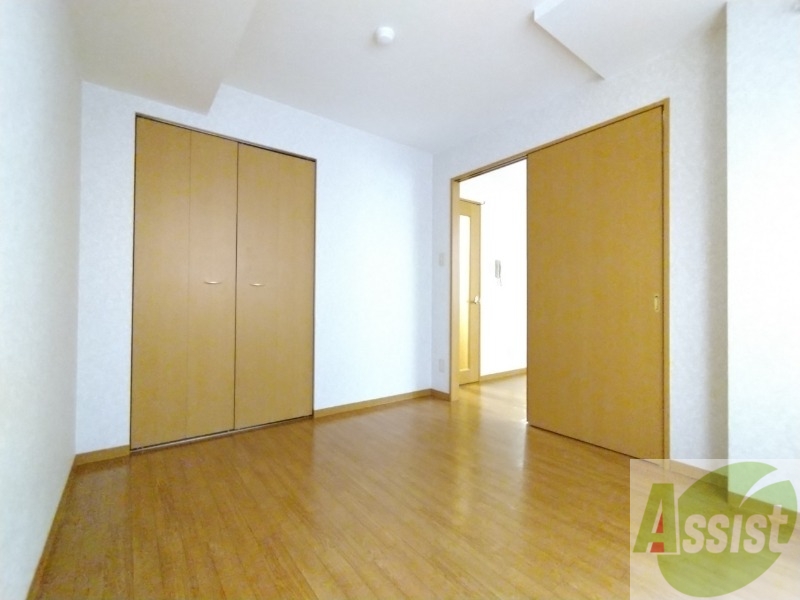 その他部屋・スペース　寝室はこちらです。光が差し込む、温かみのあるお部屋です。