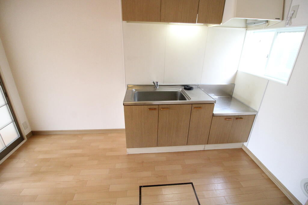 キッチン　キッチンには換気窓、床下収納庫もあります！！