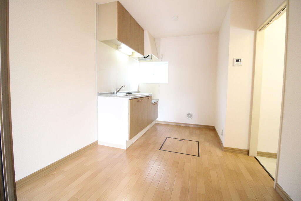 キッチン　DKには窓や床下収納庫があります！！