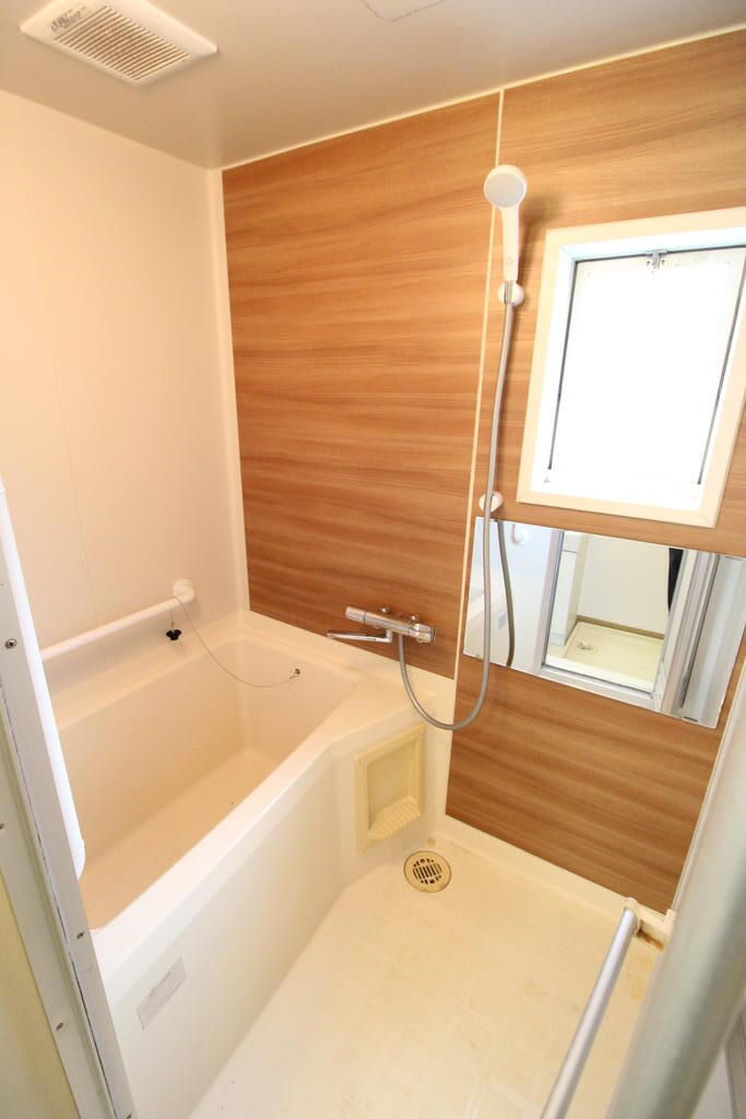 バス・シャワールーム　給湯式のバスルームには窓もあります！！　＊追焚はできません