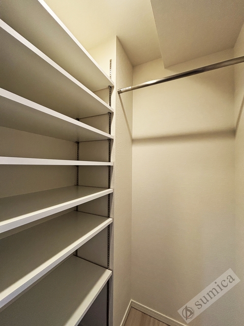 玄関　大容量シューズクローク、大きな鏡付き♪♪