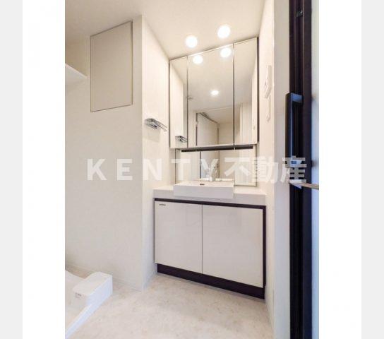 洗面設備　明るい洗面所です