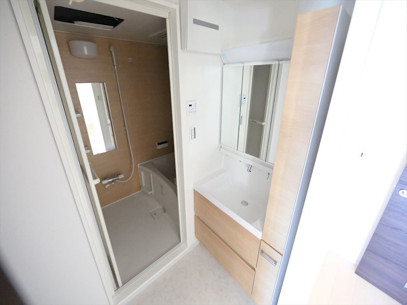 洗面設備　脱衣所　独立洗面台（シャンプードレッサー付）収納スペース有