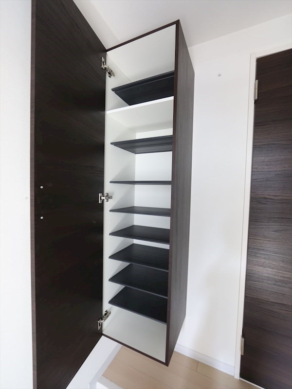 玄関　玄関　シューズボックス付（収納充実してます）