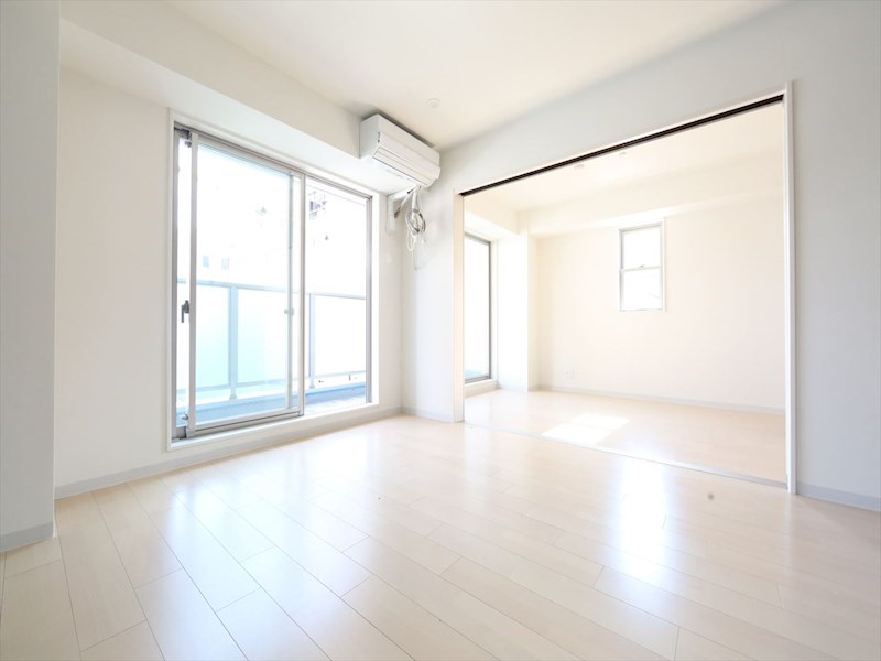 バルコニー　ＬＤＫ13.6帖　洋室6帖　つなげても仕切っても使えます