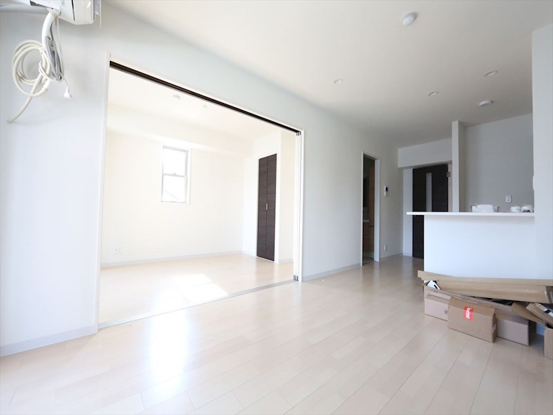 居室・リビング　ＬＤＫ13.6帖　洋室6帖　つなげても仕切っても使えます