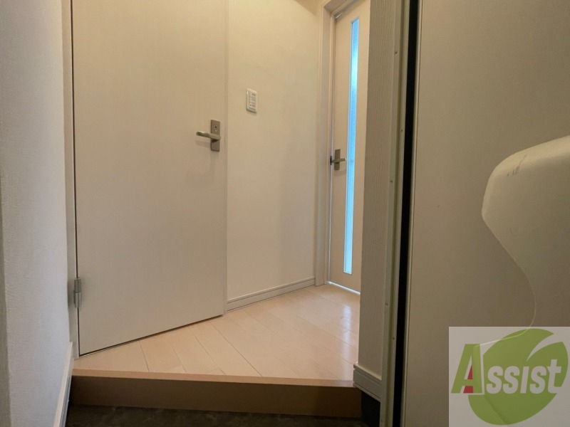 玄関　玄関の様子です。明るい印象ですね。気分もあがりそう。