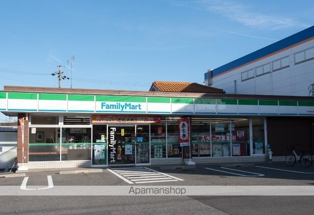 コンビニ　ファミリーマート（コンビニ）まで672m