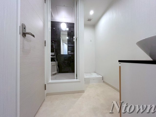 洗面設備　明るい洗面所です