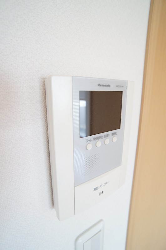 セキュリティ　訪問者を映像で確認できるモニター付きインターホン。