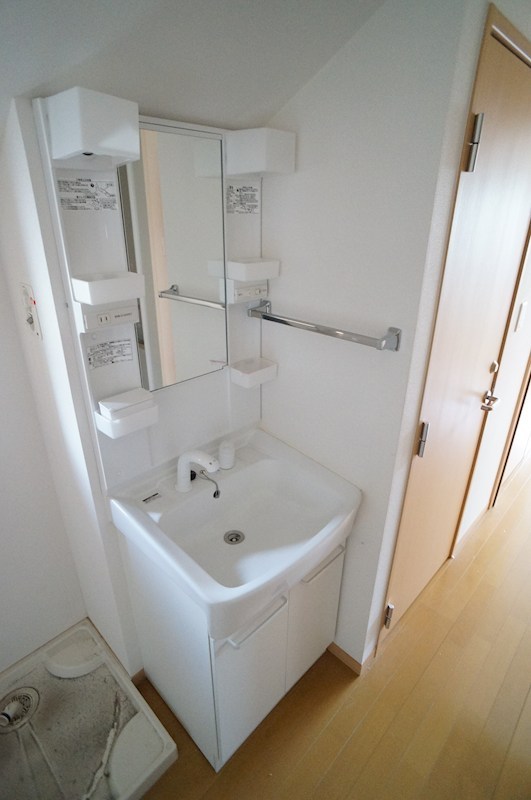 洗面設備　身支度に便利な独立洗面台付き。