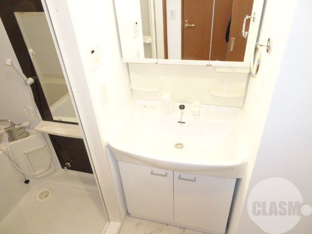 洗面設備　鏡を開くと収納があります♪