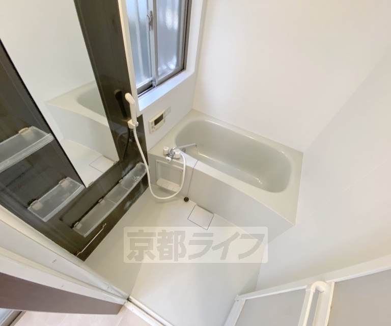 バス・シャワールーム　大きな窓のある明るい浴室です。