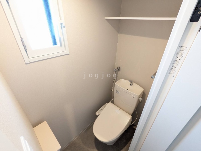 トイレ　窓有り