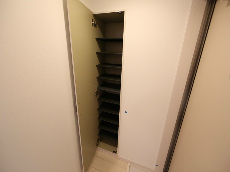 玄関　玄関　シューズボックス付（収納充実してます）