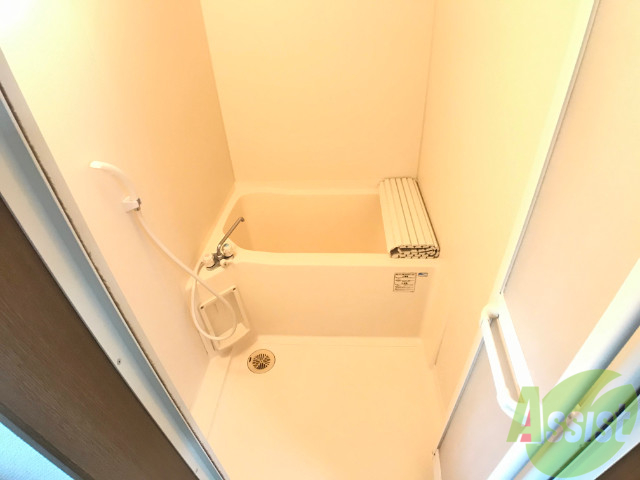 バス・シャワールーム　浴室はシンプル。一人暮らしにはちょうど良いサイズですね。