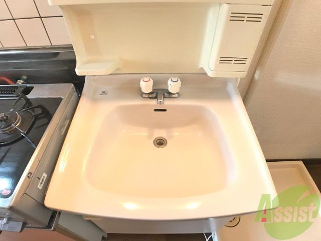 洗面設備　洗面台はシンプルなつくりで手入れがしやすそうですね。