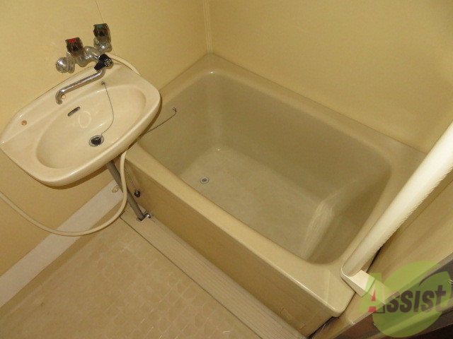 バス・シャワールーム　こちらはお風呂。一日の疲れをここで癒してください。