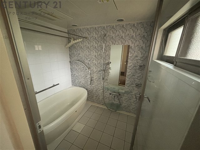 バス・シャワールーム　浴室に窓があり換気も楽々♪