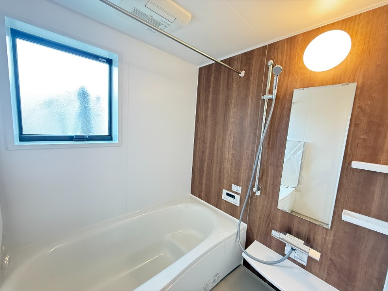 バス・シャワールーム　モノクロでモダンな浴槽