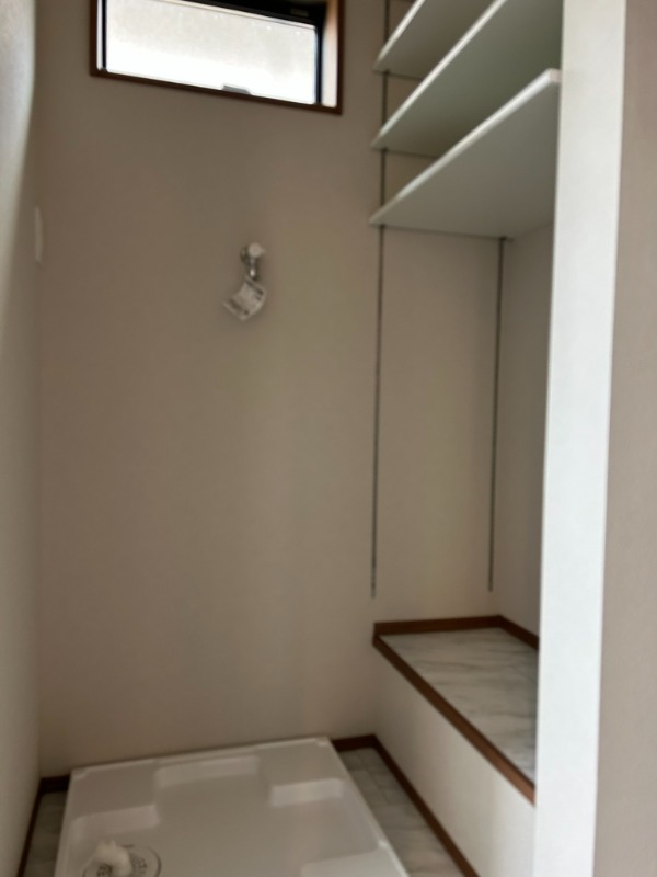 洗面設備　カスタマイズ可能な収納棚