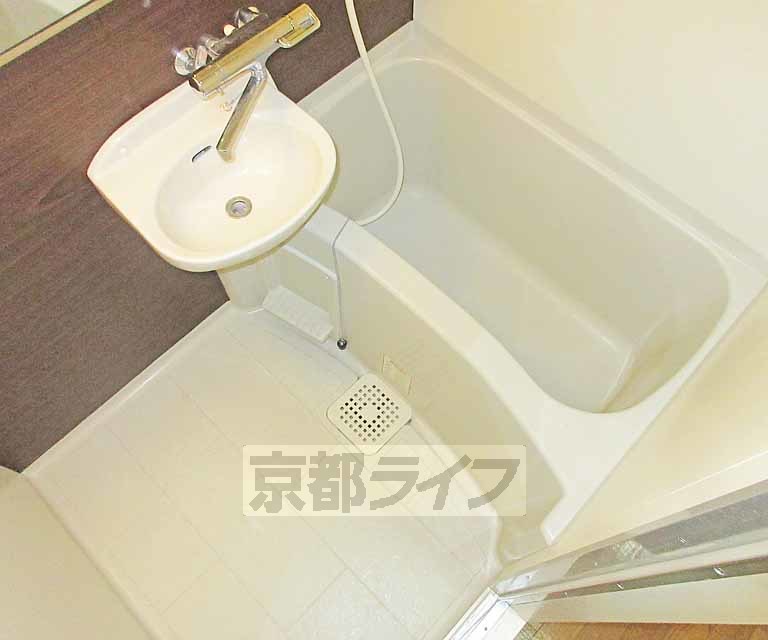 バス・シャワールーム　洗面台が一緒になったバスルームです！