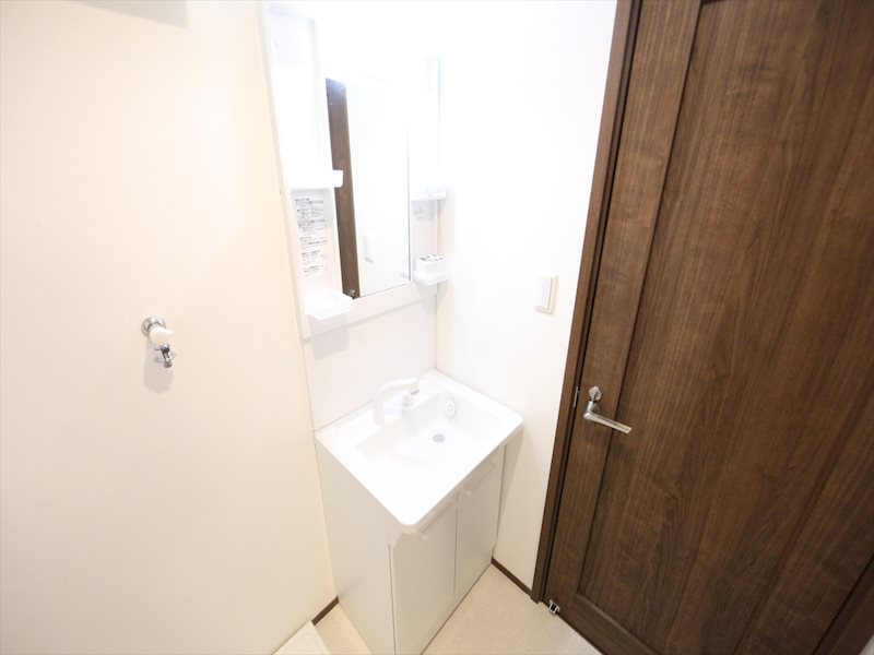 洗面設備　脱衣所　独立洗面台（シャンプードレッサー付）収納スペース有