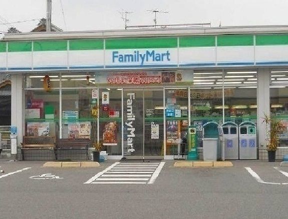 コンビニ　ファミリーマート（コンビニ）まで300m