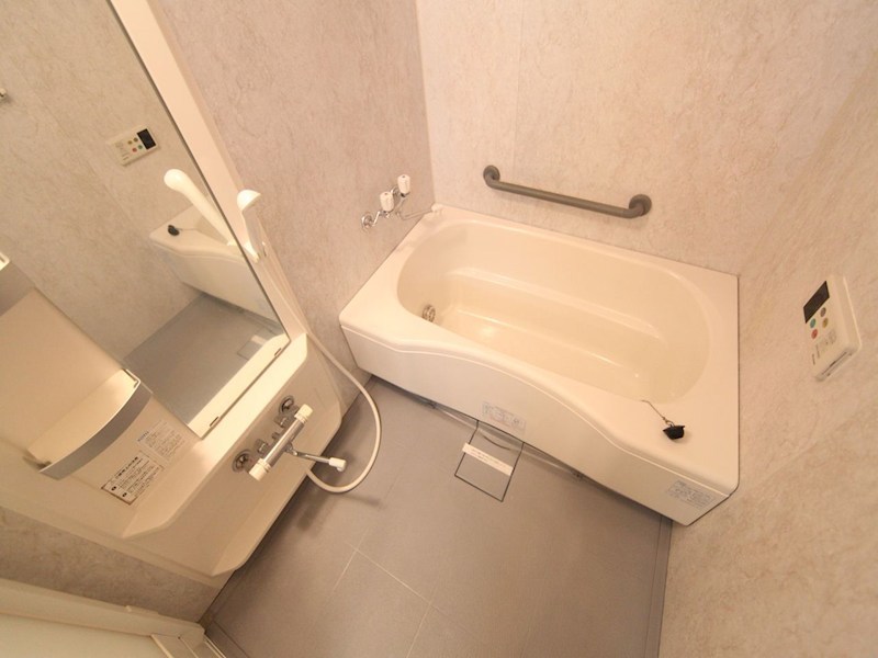 バス・シャワールーム　追い焚き機能付バスルーム　手すり付き