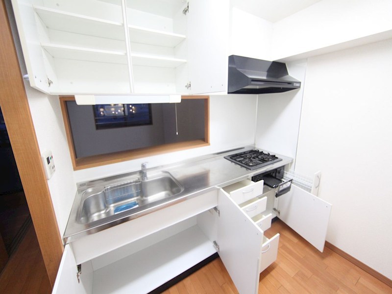 キッチン　システムキッチン（３口ガスコンロ・グリル付）収納充実してます