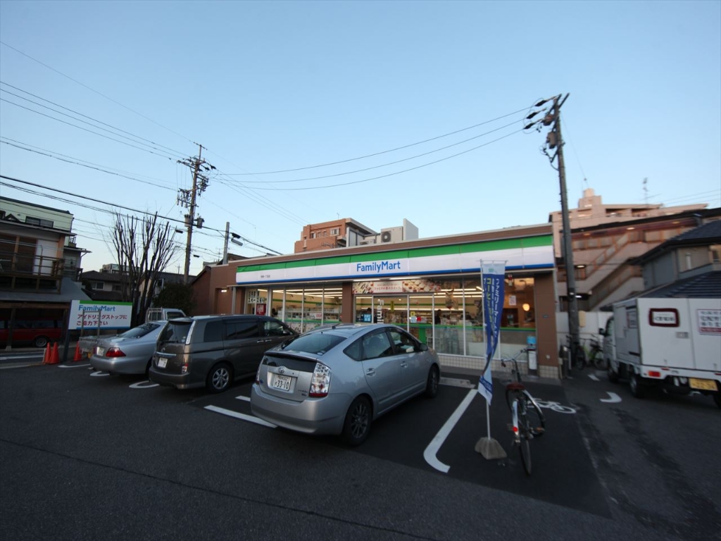 コンビニ　ファミリーマート 芳野一丁目店（コンビニ）まで210m