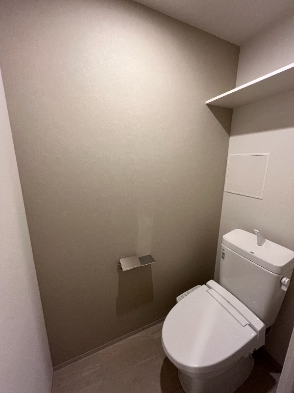 トイレ　落ち着いた色調のトイレです