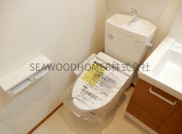 トイレ　毎日使う場所だから。清潔な温水洗浄便座を標準装備。