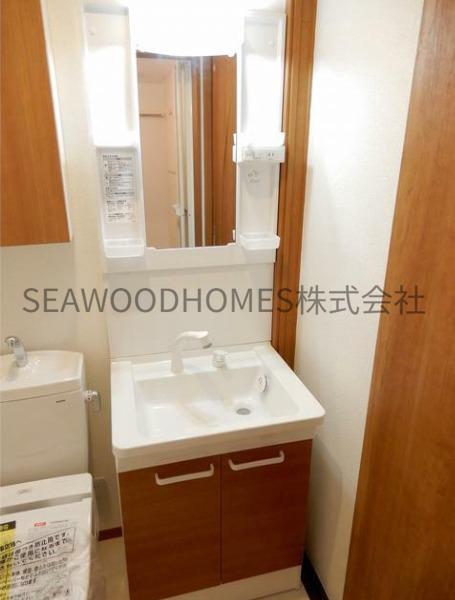 洗面設備　大きな鏡で自分磨きも。毎日を輝かせる場所。