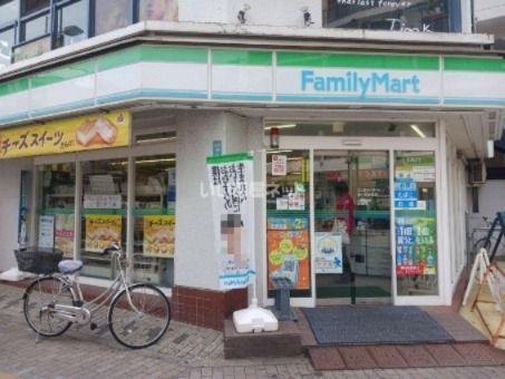 コンビニ　ファミリーマート梅ヶ丘駅前店（コンビニ）まで811m