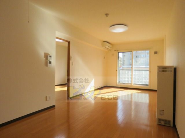 居室・リビング　陽当たり良好で明るいリビングです♪