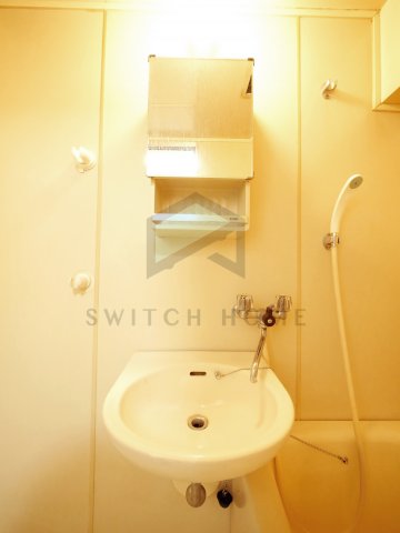 洗面設備　明るい洗面所です