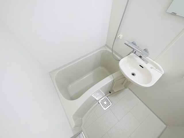 バス・シャワールーム　コンパクトで使いやすいお風呂です