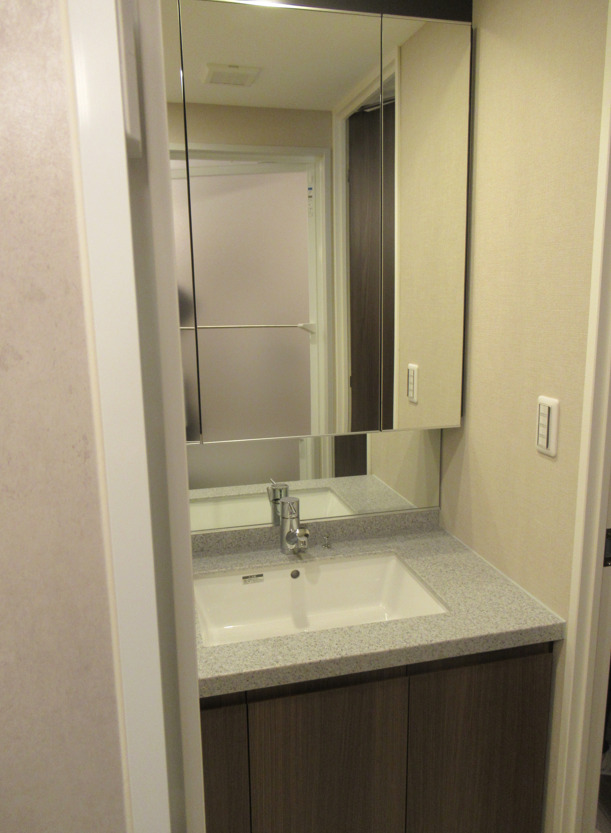 洗面設備　独立洗面台あり、毎朝おしゃれに忙しい女性の方におすすめです