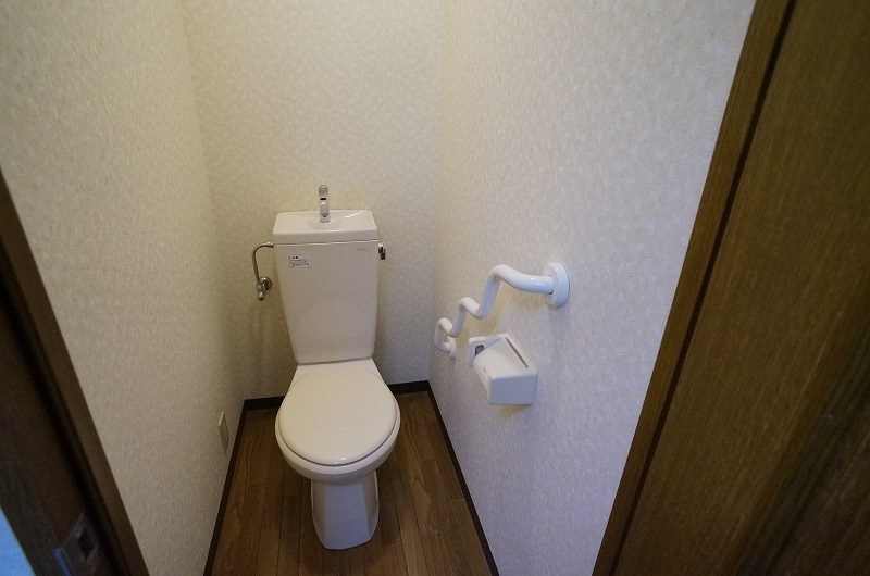 トイレ　別部屋の内装写真です。