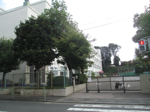 小学校　横浜市立長津田第二小学校（小学校）まで988m