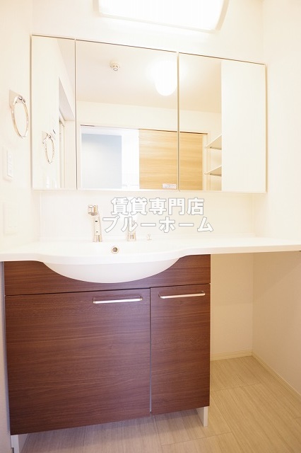 洗面設備　三面鏡独立洗面台！