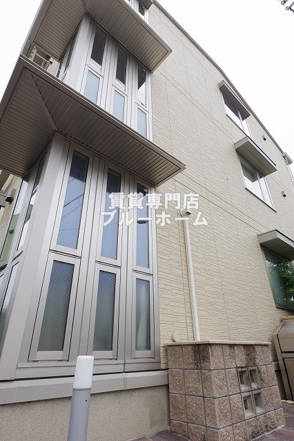 建物外観　軽量鉄骨造3階建ての物件！