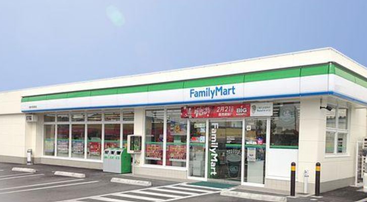 コンビニ　ファミリーマート等々力四丁目店（コンビニ）まで310m