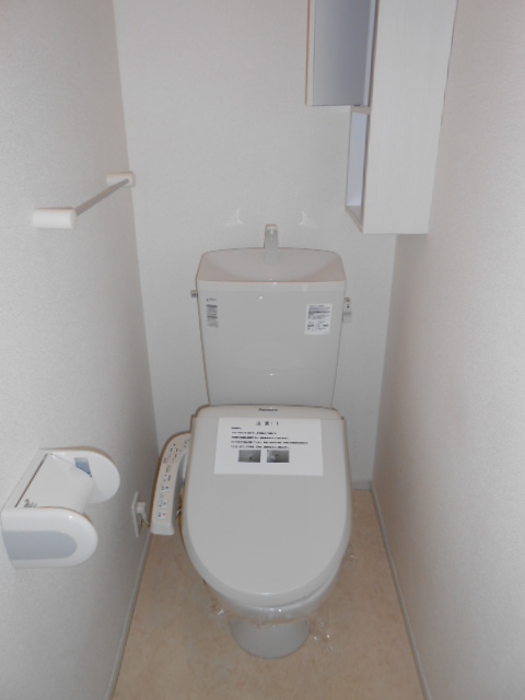 トイレ　温水洗浄便座完備・小物収納棚有り